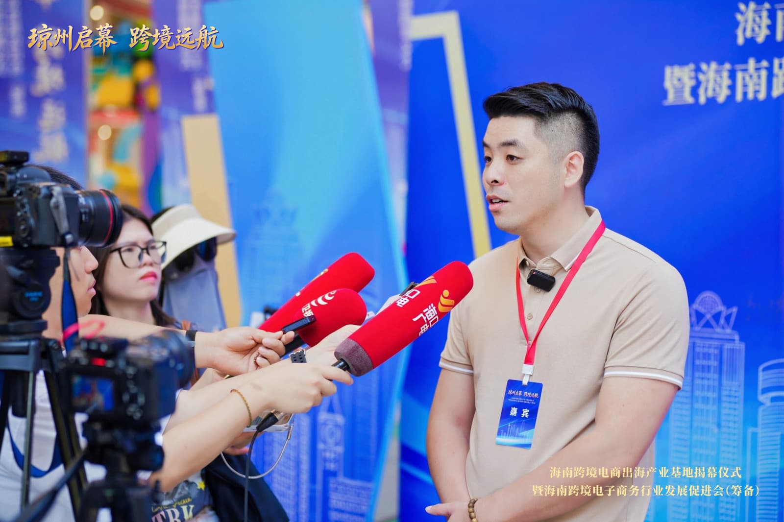 活动现场,企业代表接受媒体采访